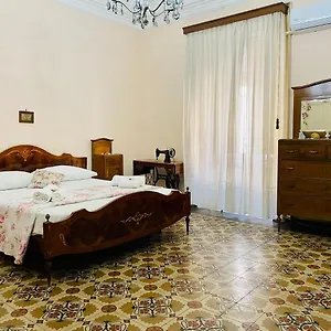 Zu Pippo's Hause , Aeroporto di Catania Fontana Rossa Italia