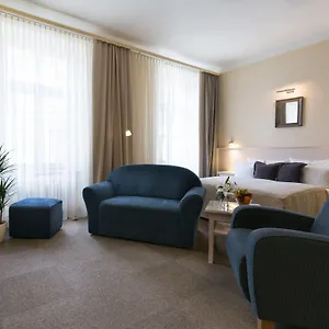 Unitas 4*, Prag Tjeckien